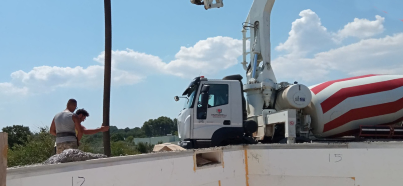 Pouring pool concrete